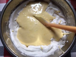 8、咖啡戚风蛋糕,最后将蛋黄糊全部倒入剩将1/3的蛋白加入到蛋黄糊里，并搅拌均匀，翻拌和切拌手法下的2/3的蛋白里，并搅拌均匀