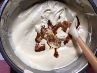 9、咖啡戚风蛋糕,加入咖啡混合物