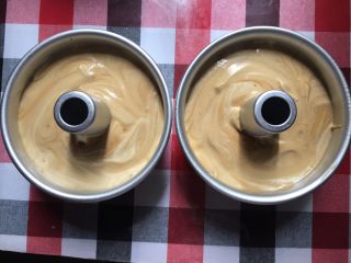 11、咖啡戚风蛋糕,倒入2个6寸中空模具里，刮一下面糊，让面糊平整点，并轻震2、3下