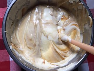 10、咖啡戚风蛋糕,搅拌（本来想做斑马纹路的，一不小心就搅拌比较均匀了，最后成品纹路不够清晰）如果想纹路清晰，就搅拌几下可以了！