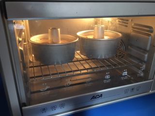 12、咖啡戚风蛋糕,烤箱150度提前预热10分钟，将模具放入烤箱最底层，150烤50分钟