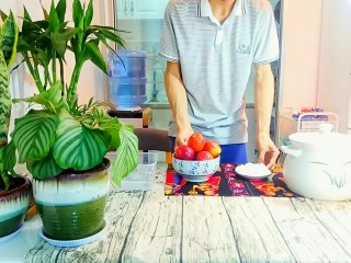 1、自制桃罐头,先将所有需要用到的材料准备好。3g盐放到净水里,一会泡桃用。