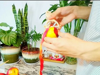 2、自制桃罐头,洗干净的桃去皮。我这里用的是油桃。