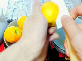 3、自制桃罐头,去皮后,拿小刀,在油桃的中间切一圈,用手掰成两半。