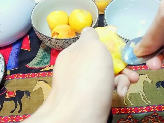 4、自制桃罐头,拿一把小勺,给油桃去核。
