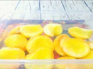 5、自制桃罐头,油桃放到提前准备好的盐水里面,浸泡5分钟。