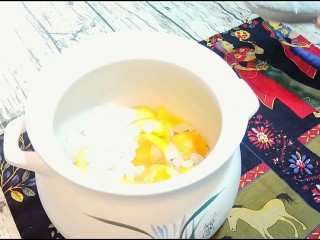 7、自制桃罐头,放冰糖250g