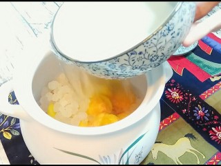 8、自制桃罐头,加水,水量和油桃持平就可以。