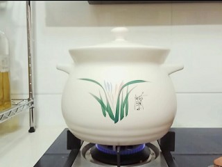 9、自制桃罐头,中火煮20分钟。