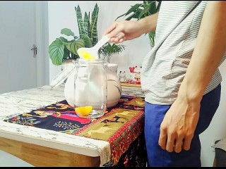 11、自制桃罐头,放凉后,用勺子把油桃捞到密封罐中,最后把锅里的糖水也倒进去。