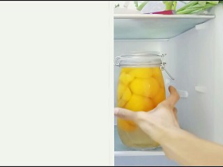 12、自制桃罐头,装好的油桃罐头放到冰箱冷藏保存。