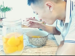 13、自制桃罐头,冰冰的,吃起来很凉爽~