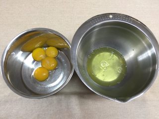 1、迷你红丝绒裸蛋糕,取四个鸡蛋，分离蛋白和蛋清