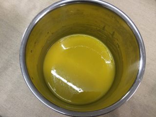 2、迷你红丝绒裸蛋糕,蛋黄中加入玉米油，搅拌均匀