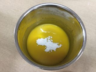 3、迷你红丝绒裸蛋糕,随后加入10克糖粉，搅拌均匀