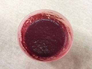 4、迷你红丝绒裸蛋糕,红曲粉和牛奶搅拌均匀