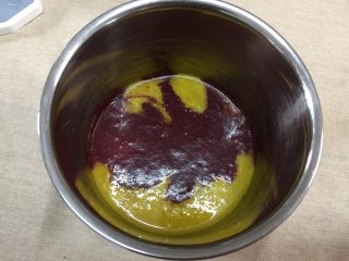 5、迷你红丝绒裸蛋糕,倒入蛋黄糊中，搅拌均匀