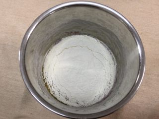 6、迷你红丝绒裸蛋糕,筛入低粉