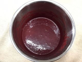 7、迷你红丝绒裸蛋糕,搅拌均匀成红曲蛋黄糊