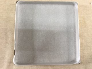 8、迷你红丝绒裸蛋糕,烤盘中垫上油纸