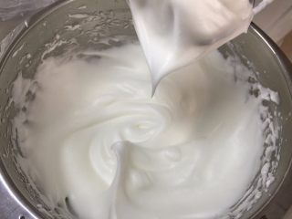 9、迷你红丝绒裸蛋糕,蛋白分三次加糖粉打发，打发至湿性，有小弯钩