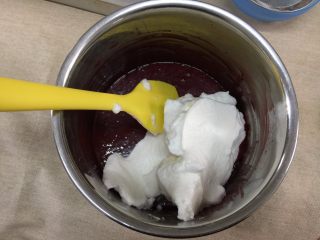 10、迷你红丝绒裸蛋糕,蛋黄糊中加入1/3蛋白霜，搅拌均匀