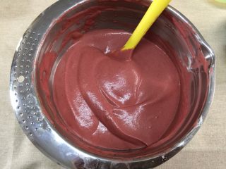 12、迷你红丝绒裸蛋糕,继续搅拌均匀成细腻的蛋糕糊