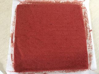 16、迷你红丝绒裸蛋糕,完全凉透后，倒扣撕去油纸