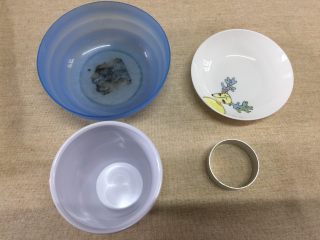 17、迷你红丝绒裸蛋糕,取四种不同尺寸的圆形容器或者工具