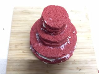 20、迷你红丝绒裸蛋糕,每一片蛋糕片上都抹上薄薄的一层奶油，从大到小叠上去