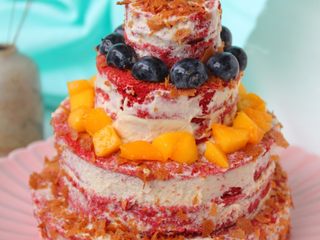 22、迷你红丝绒裸蛋糕,撒上少许的可可薄脆片，摆放一些水果装饰即可