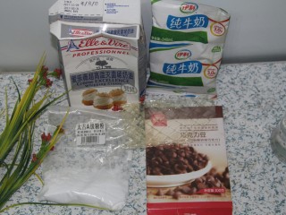 1、巧克力牛奶双色布丁,准备好材料,淡奶油,牛奶,巧克力豆,糖分和吉利丁片