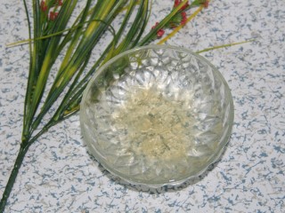 8、巧克力牛奶双色布丁,吉利丁片先冷水泡软