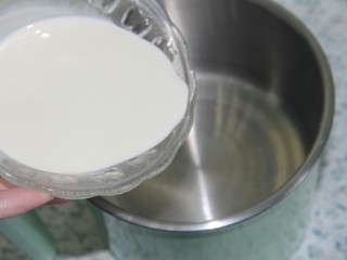 9、巧克力牛奶双色布丁,奶锅里面倒入淡奶油,倒入一半