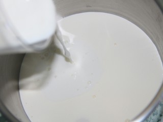 10、巧克力牛奶双色布丁,牛奶也倒入一半