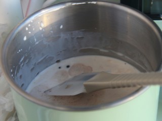 13、巧克力牛奶双色布丁,小火把巧克力豆和糖粉融化