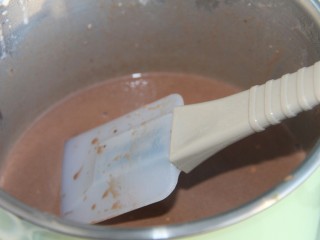 14、巧克力牛奶双色布丁,用刮刀不停的搅拌,以免巧克力豆糊锅底