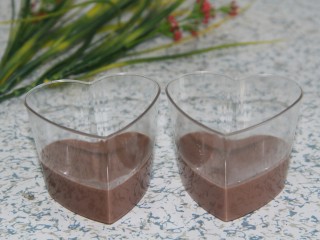 16、巧克力牛奶双色布丁,倒入模具中