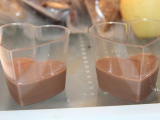 17、巧克力牛奶双色布丁,放入冰箱里冷藏一个小时以上