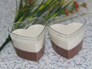 21、巧克力牛奶双色布丁,倒入冷藏过后的模具中