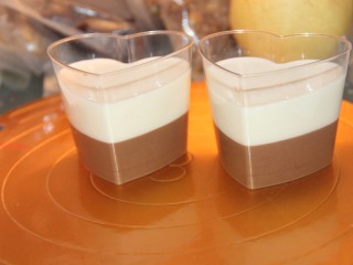 22、巧克力牛奶双色布丁,再冷藏一个小时