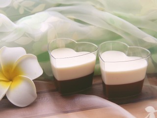 23、巧克力牛奶双色布丁,等布丁冻结实了,就可以取出吃了