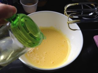 3、抹茶肉松蛋糕卷,分3次加油，每放一次就用打蛋器搅打均匀