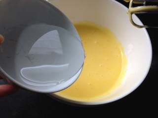 4、抹茶肉松蛋糕卷,加水轻轻搅拌均匀