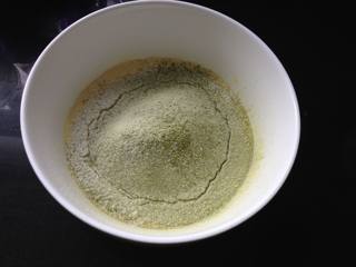 5、抹茶肉松蛋糕卷,筛入低筋面粉、抹茶粉和泡打粉