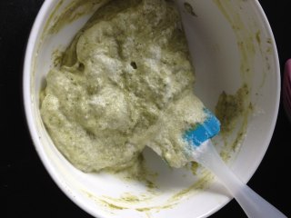 8、抹茶肉松蛋糕卷,盛1/3蛋白到蛋黄糊里翻拌均匀