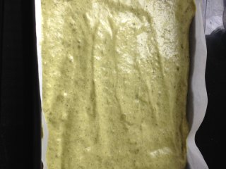 10、抹茶肉松蛋糕卷,放入烤盘抹平，再震出气泡，烤箱预热，上下火中层170度15分钟左右