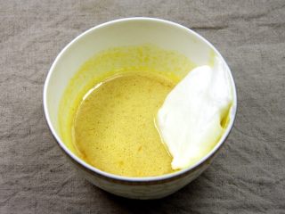 4、杯子羊蛋糕,取出一小部分蛋白放入蛋黄糊中,轻轻翻拌均匀;