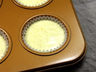 7、杯子羊蛋糕,将蛋糊装入裱花袋内,八分满挤到杯子内