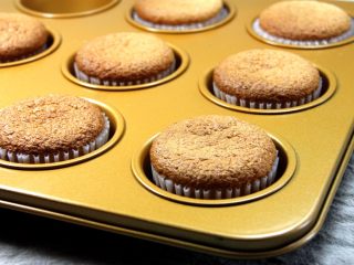 8、杯子羊蛋糕,烤箱提前预热170度,放入烤18分钟;